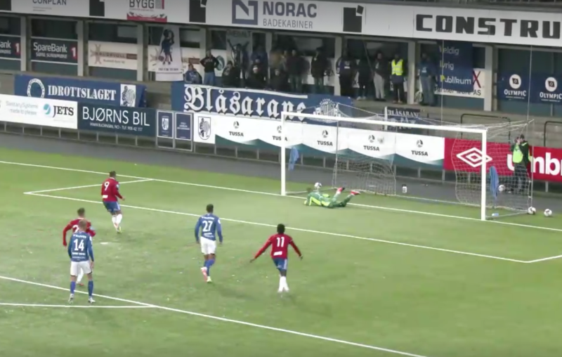 Johnny setter inn 1-1 på straffe. 