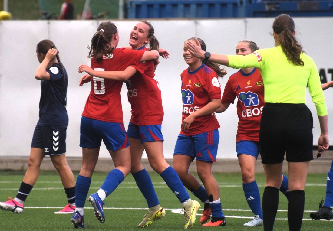 Krpo gratuleres av lagvenninnene etter en scoring mot Kolbotn.
