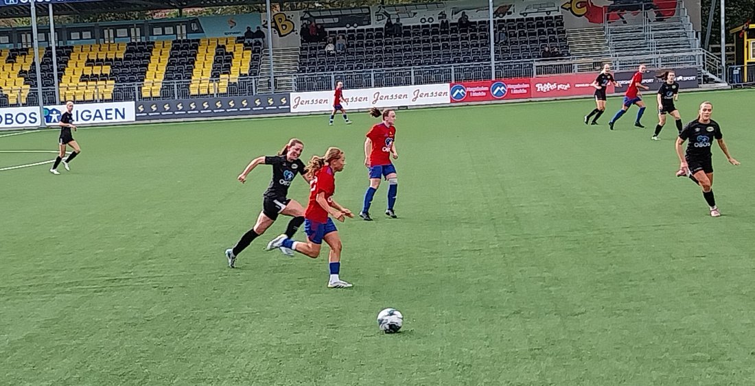 Trener Tommy Johnsen satset ungt i toppkampen mot Grorud. 15.årige Cornelia Valverde Mæhlum gjør en flott debut. De øvrige skeidspillerne på bildet er (fra venstre) Oline Omland, Dina Ødegaard Aas og Stine Rød.