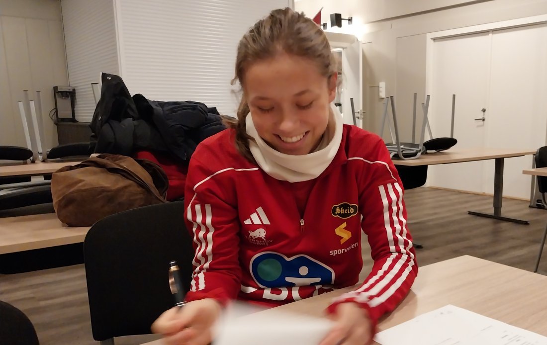 Cornelia Valverde Mæhlum er en spiller Skeid satser på. Her signeres amatørkontrakten.