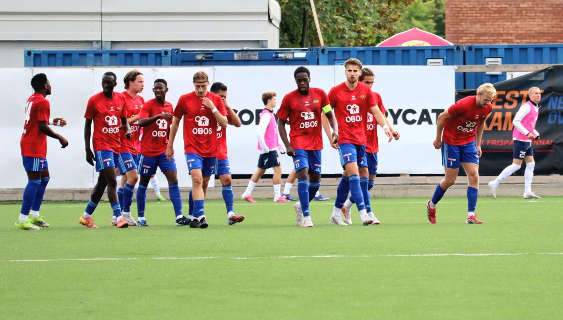 Et fornøyd Skeid-lag feirer scoring. Foto: Pål Karstensen