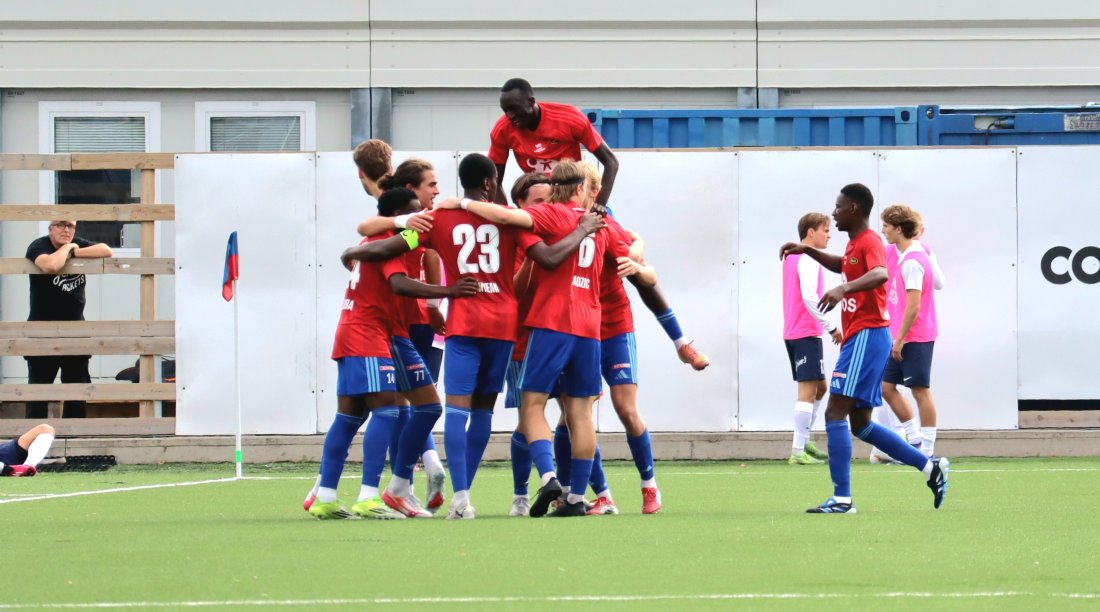 Filip Delaveris gratuleres etter ett av sine tre mål. Foto: Pål Karstensen