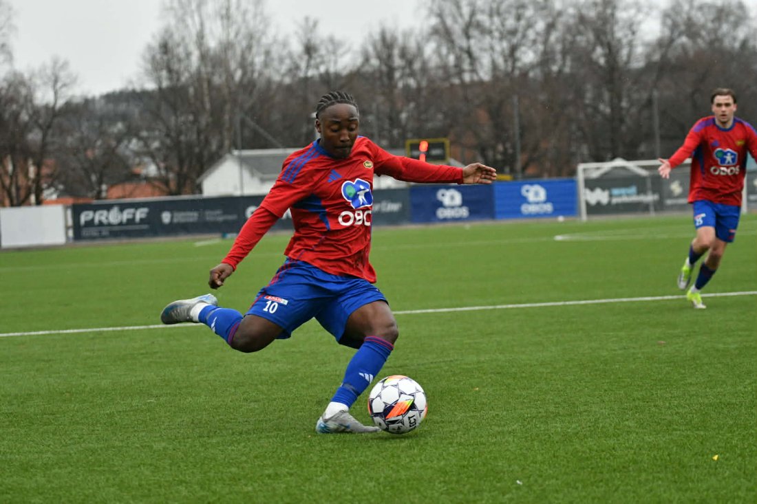Musa Dubois skyter og sender oss i ledelsen. Foto: Anders Vindegg