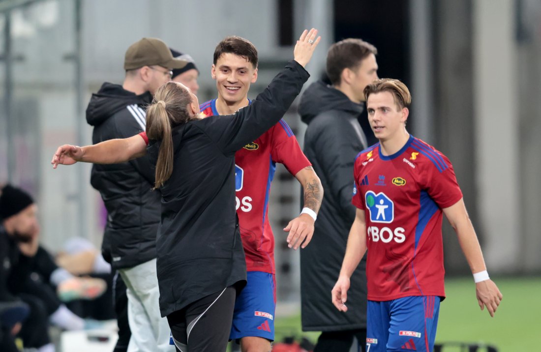 Fredrik Flo går av banen i sin siste kamp og legger opp etter sesongen. Foto: Vidar Ruud