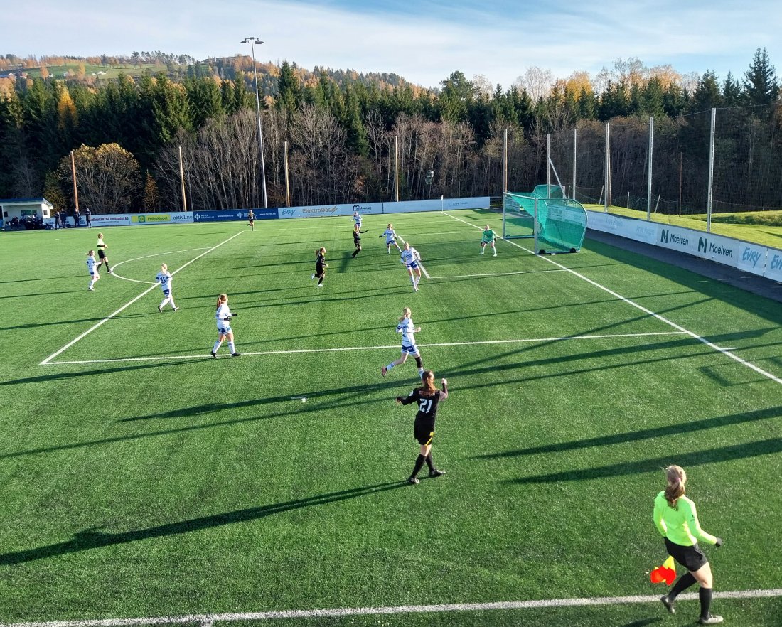 <em>Det var lav sol og lange skygger på Sveum stadion i Brumunddal.</em>