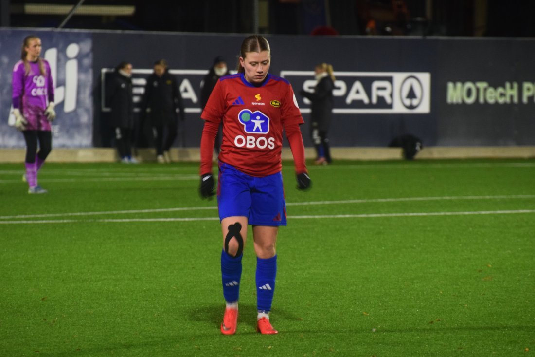 Det ble dramatisk da Sara Flobakk ble skadet etter en takling i det 82 minutt. Foreløpig beskjed fra medisinsk hold går ut på et skadeavbrekk på et halvt år.