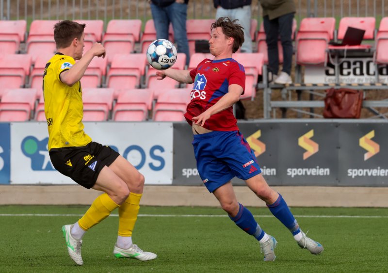 Kristoffer Ødemarksbakken i duell. (Foto: Vidar Ruud)