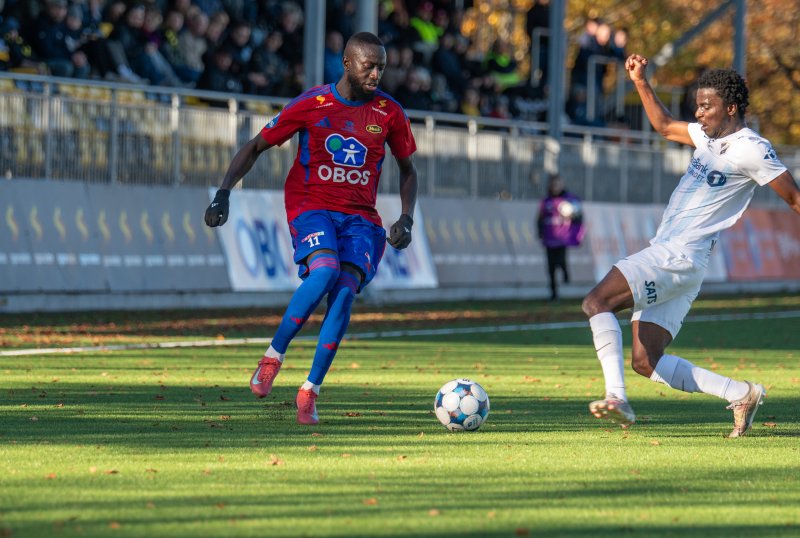 Sully Bojang var uheldig og satte ballen i eget nett i sin 101. kamp for Skeid.