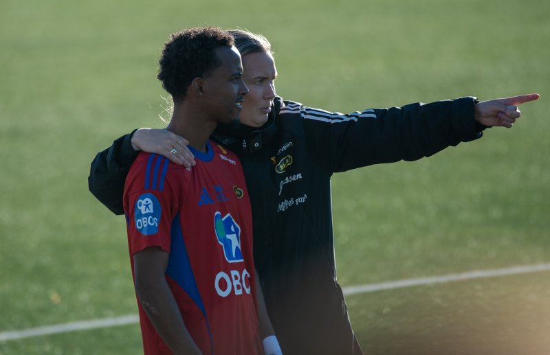 Trener Vilde Rislaa gir noen siste beskjeder til innbytter Yasir Sa'Ad.