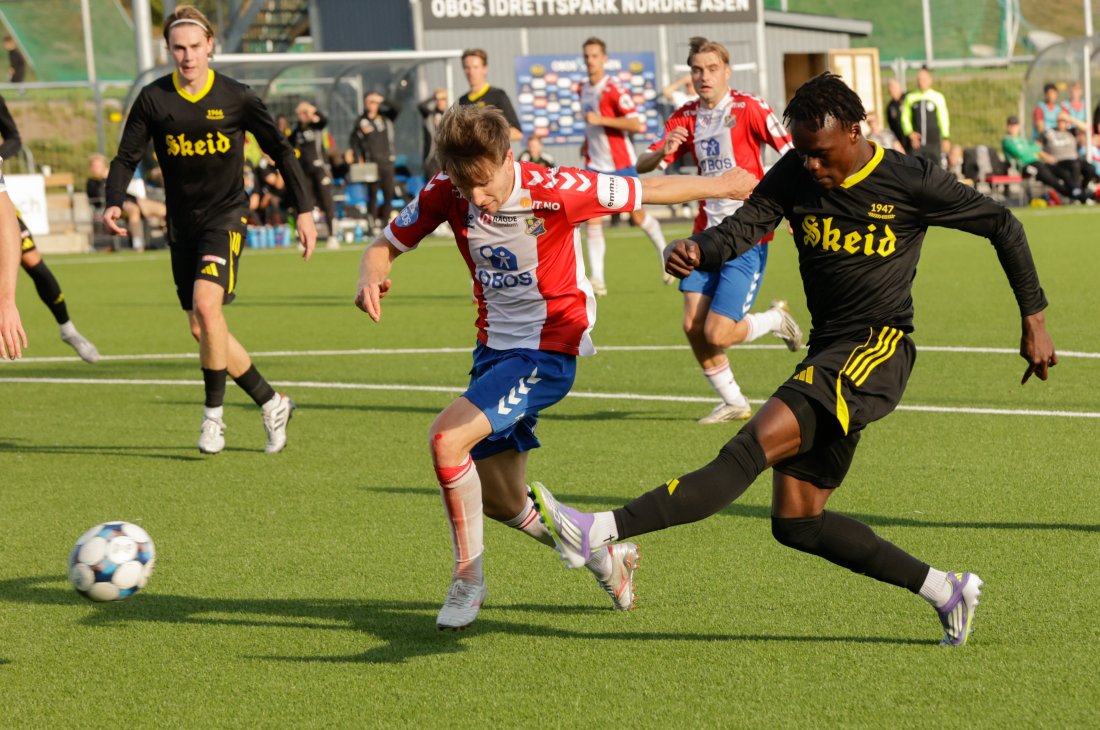 Gift Sunday tester skuddfoten og Lyns keeper, men uten tellende resultat.