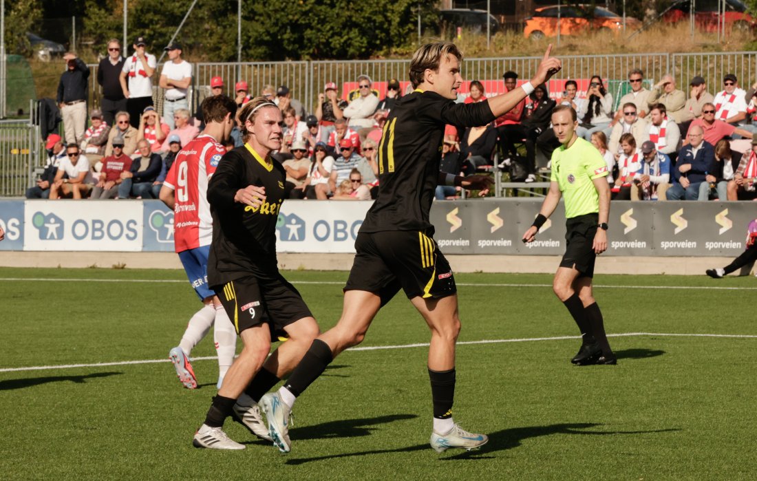 Martin Hoel Andersen scorer på straffe mot Lyn, og jubler sammen med Abel Stensrud.