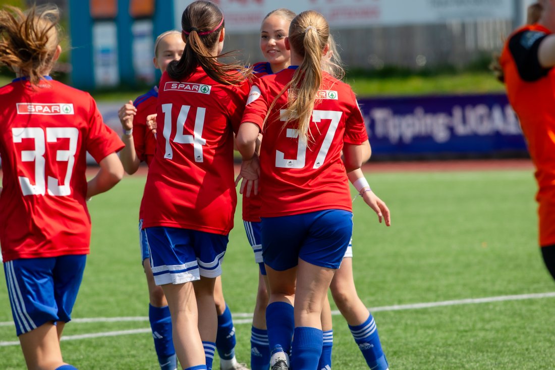 Mia Øverås Guvåg (midten) feirer en vakker frisparkscoring i finalen mot Frisk Asker