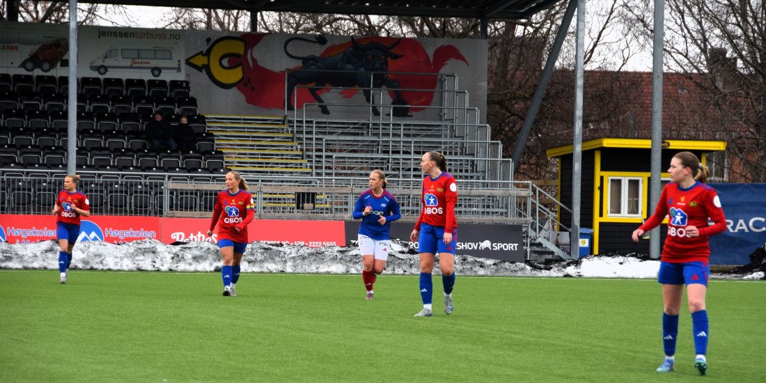 Forsvaret ble til tider satt på skikkelige prøver. Her i noen stille sekunder i første omgang. Fra venstre: Solveig Skattebo, Maria Erland, Thelma Holmen og Sara Flobakk.
