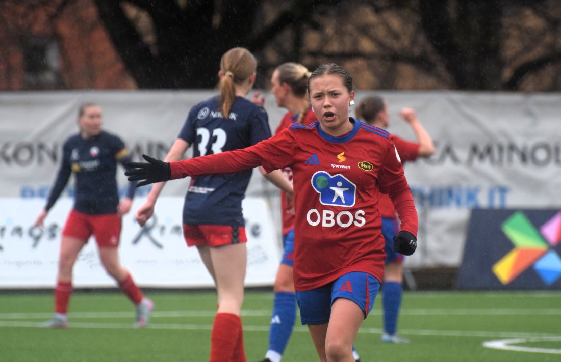 Cornelia Valverde Mæhlum klager frustrert på stolpene på Nordre Åsen.