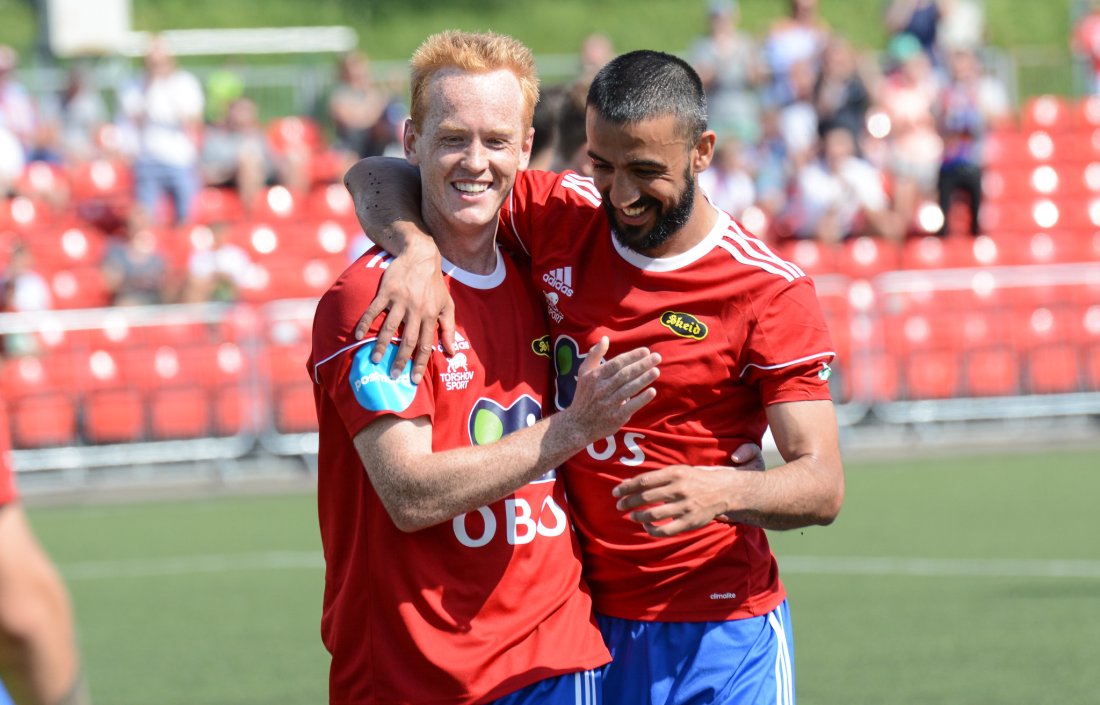 Stian scorer hattrick mot Vidar i 2018. Her gratuleres han av Mesut Can. (Foto: Anders Vindegg)