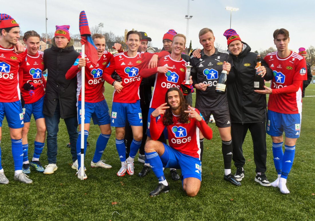 Stian sikret seg et nytt opprykk i 2021. Her er han, med pokalen, og feirer opprykket på Nordre Åsen.