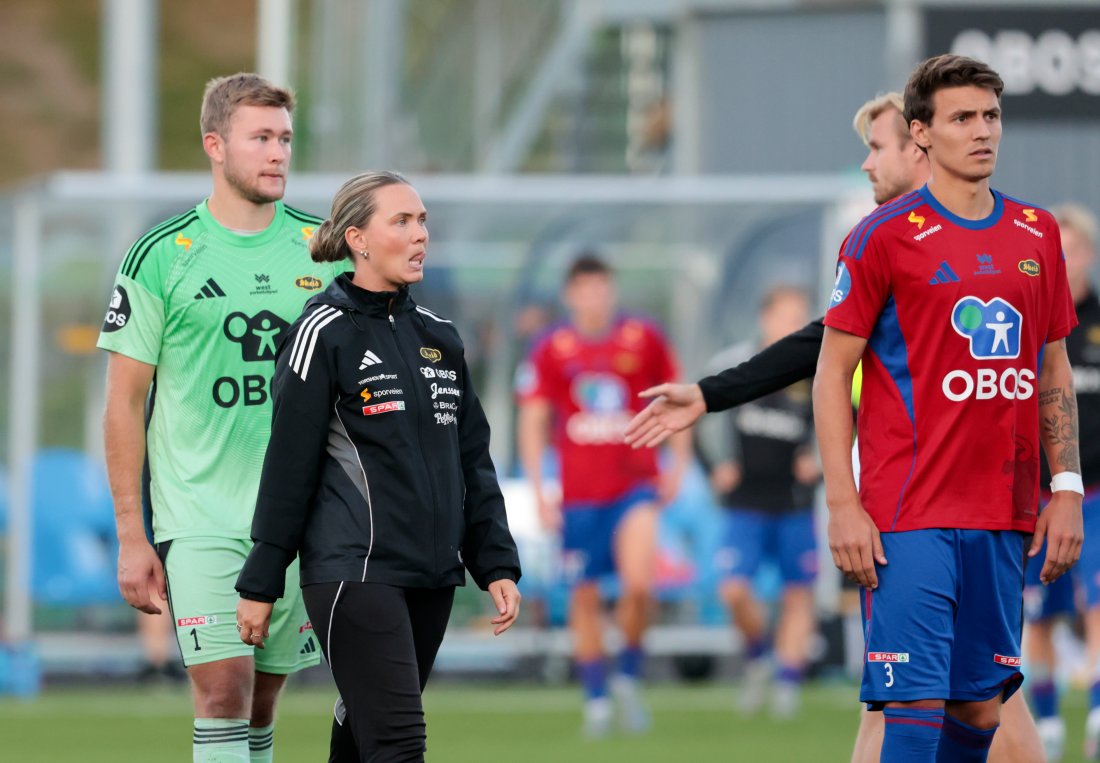 En skuffet Skeidtrener Vilde Rislaa og spillere etter kampen. Foto: Vidar Ruud.