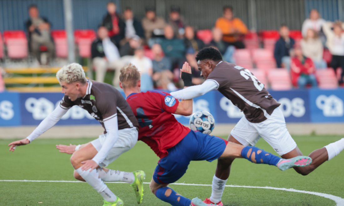 Per-Magnus Steiring rives ned på overtid og Mjøndalens spiller blir belønnet med rødt kort. Foto: Vidar Ruud