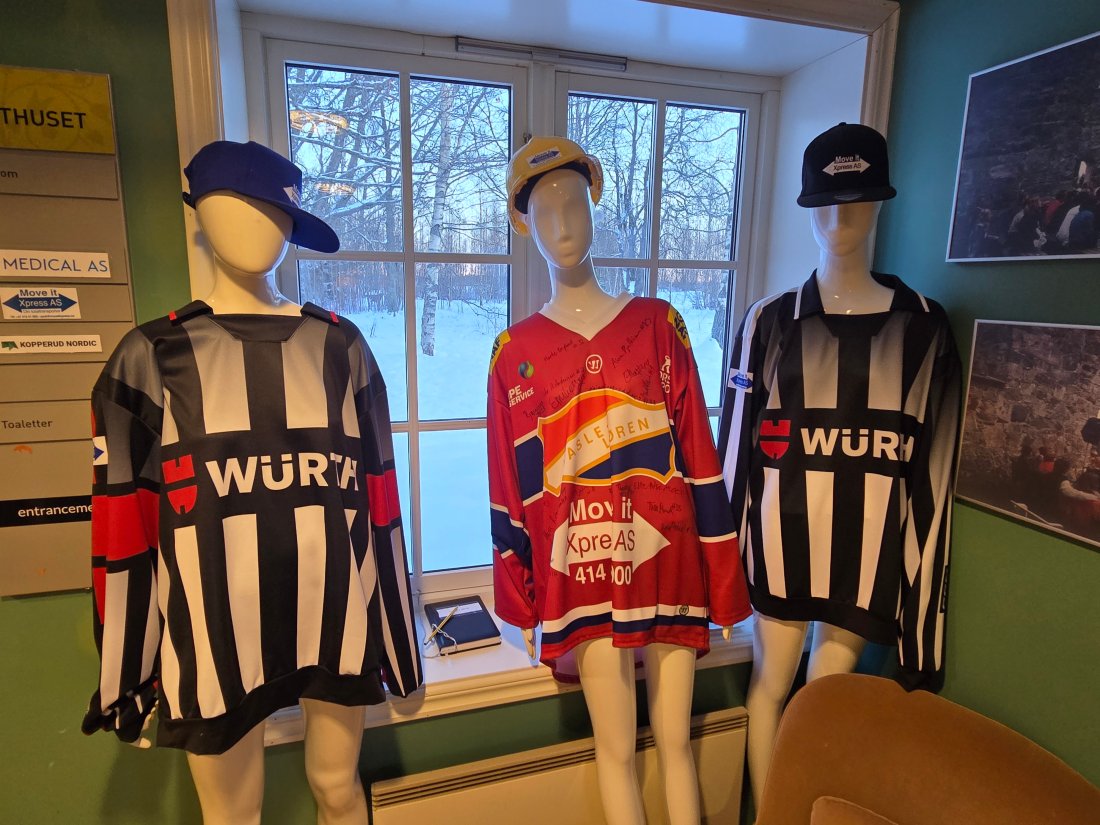 Morthens kontor er også rene hockeymuseumet