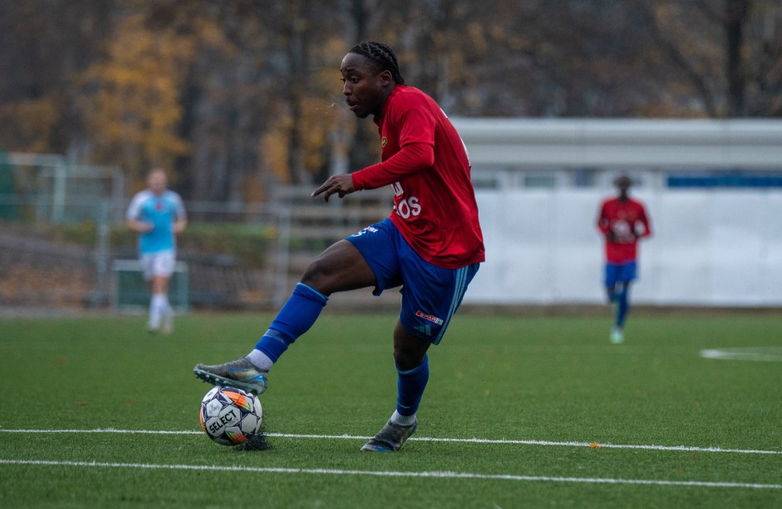 Musa Dubois spiller på impuls, og finter ut keeperen med en finte. 2-0. Foto: Anders Vindegg.