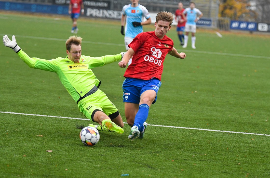 David Bakkane felles av keeper Meidal. Han scorer på straffesparket selv. Foto: Anders Vindegg.