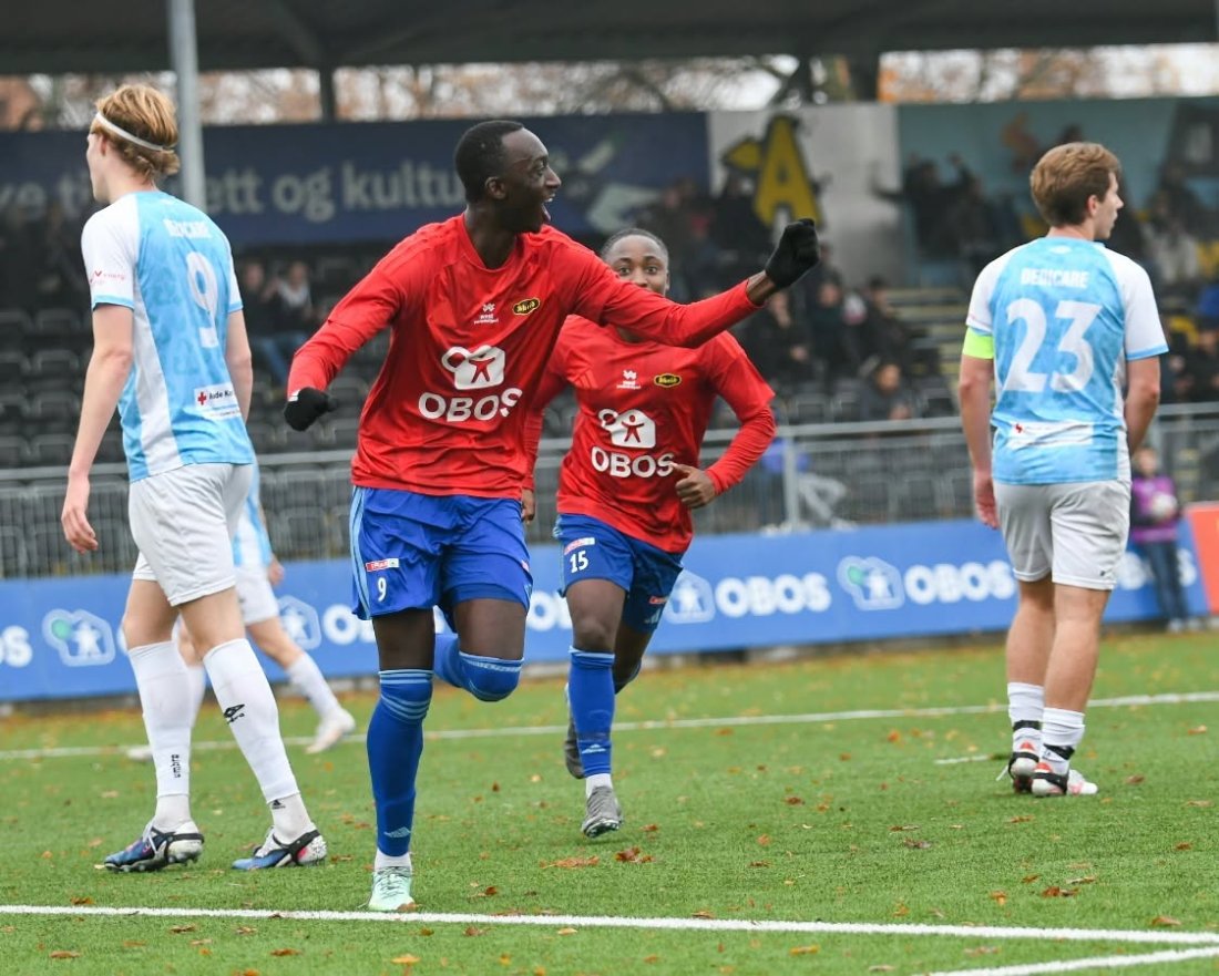 Festen har begynt. Kara Bandeh jubler etter 1-0. Foto: Anders Vindegg.