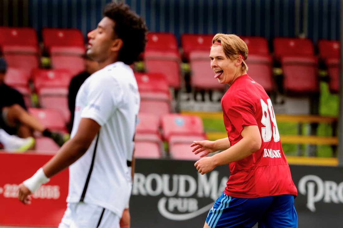 David Bakkane utligner og scorer sitt første A-lagsmål.