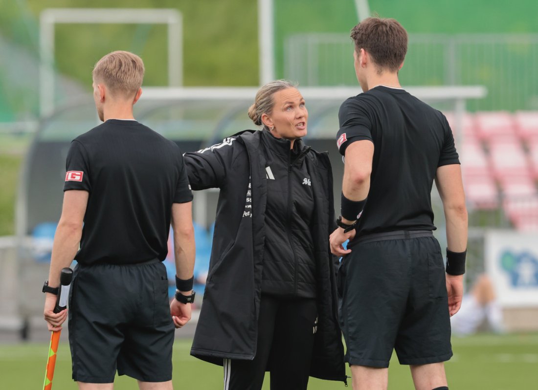 Trener Vilde Rislaa i diskusjon med dommeren under lørdagens kamp.