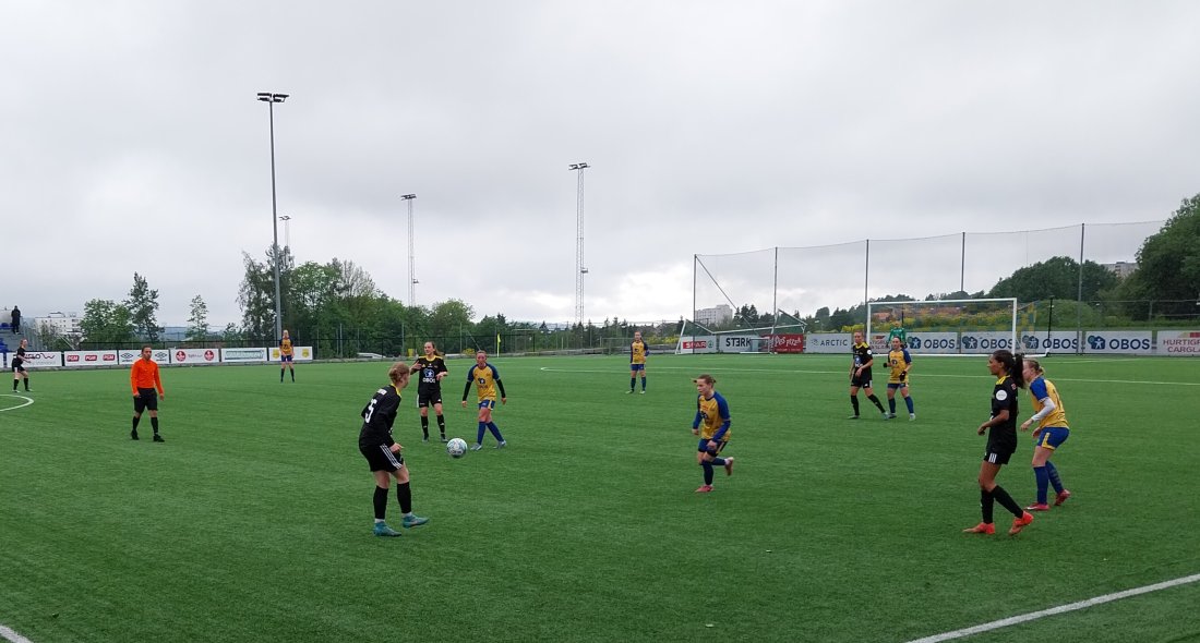 Ane Haugseth spiller ballen opp mot Skeids angripere Dagrun Derås, og Stine Rød. Til høyre Silvia S. Røise. Foto: Anders Høilund.