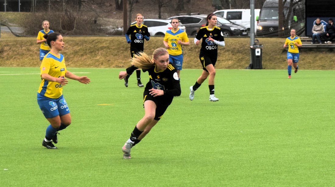 Elsa Nilsen Skeid er en attraksjon på banen. Her sier hun morna til Storhamars beste spiller i kampen, Anne-Marit Wanderås (foto: Sara Flobakk)