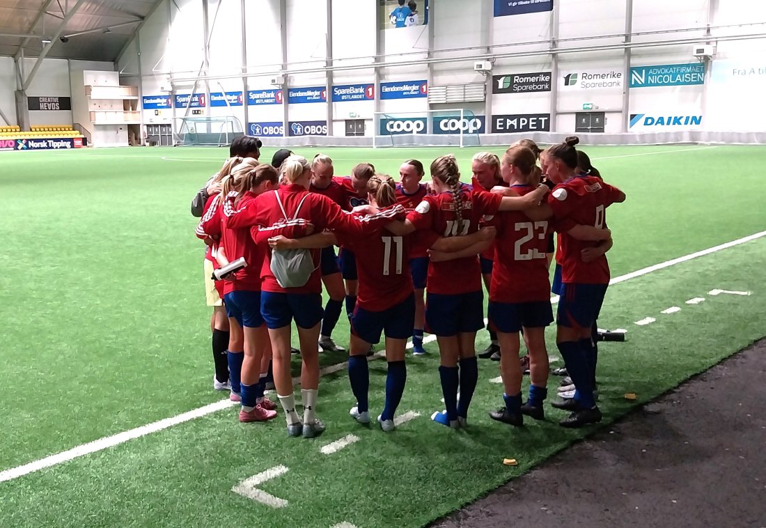 Pep talk med trener Tommy Johnsen.