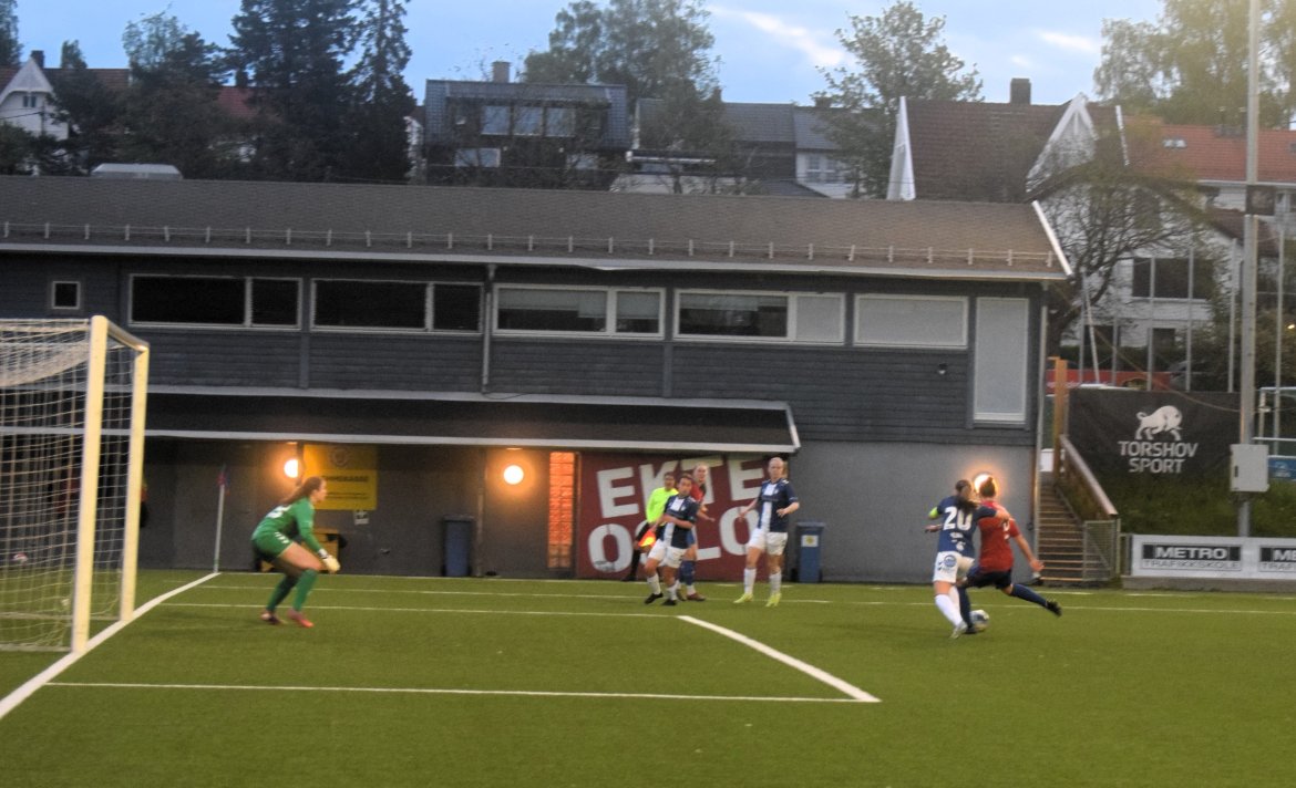 Kampen skal avgjøres. Innlegget fra Oda Arnesen er på vei inn i feltet. Der er Stine Rød.