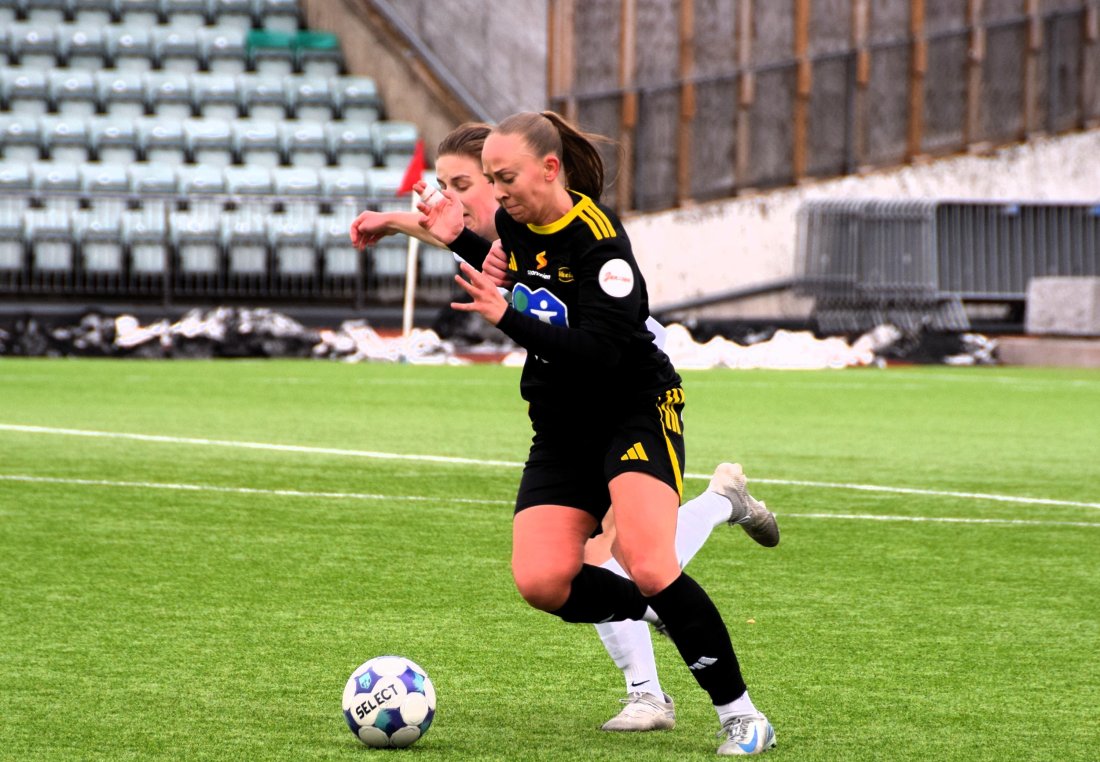 Thelma Holmen måtte bruke alt hun har av styrke for å holde stabækspillerne unna. (Foto: Sara Flobakk)