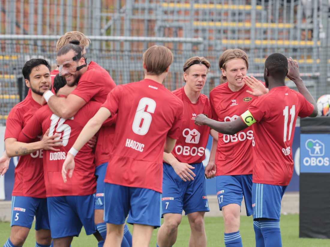 Musa Dubois gratuleres etter 1-0-målet.