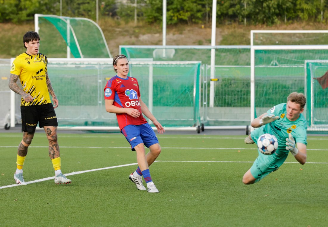 Abel Stensrud må se keeper Andreas Hermansen ha kontroll på et skudd under kampen mot Egersund. Foto: Vidar Ruud.