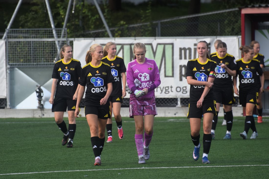 Oline Wik Omland, Vilde Grande Vasset og kaptein Ingrid Dannow eiken entrer kunstgresset foran resten av Skeid-laget.